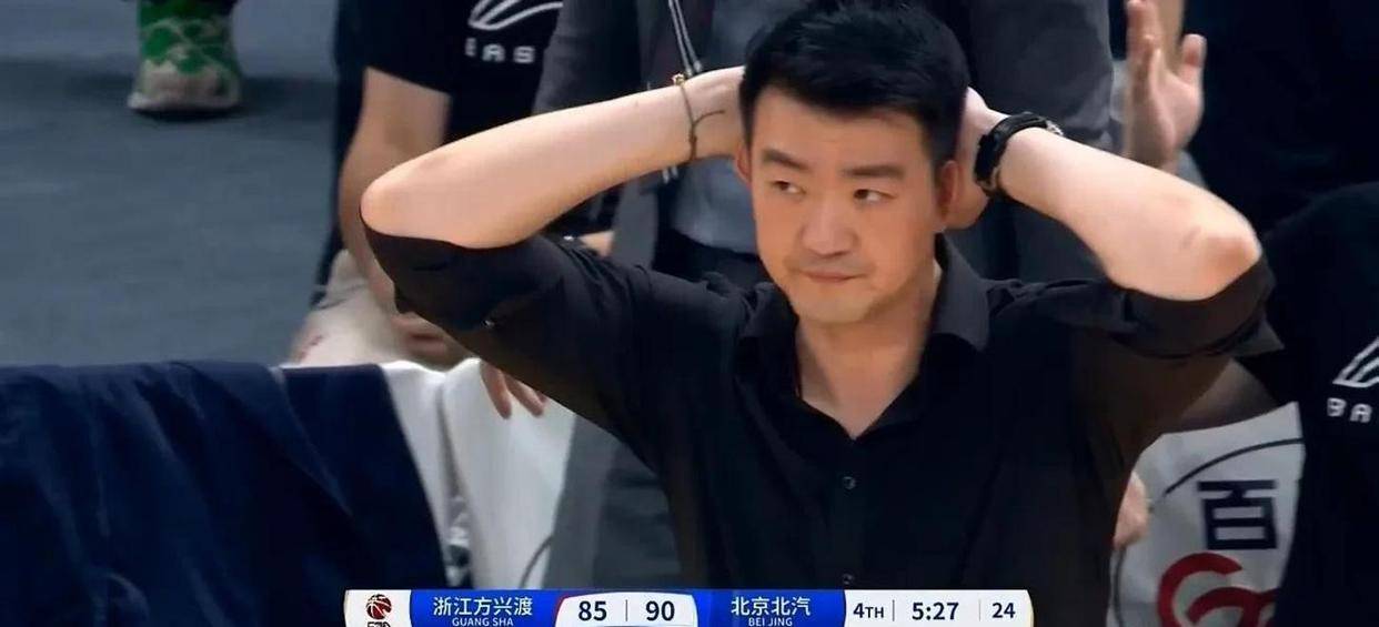 乐鱼官网-国乒技术犯规送分，海港主帅怒摔战术板！！
